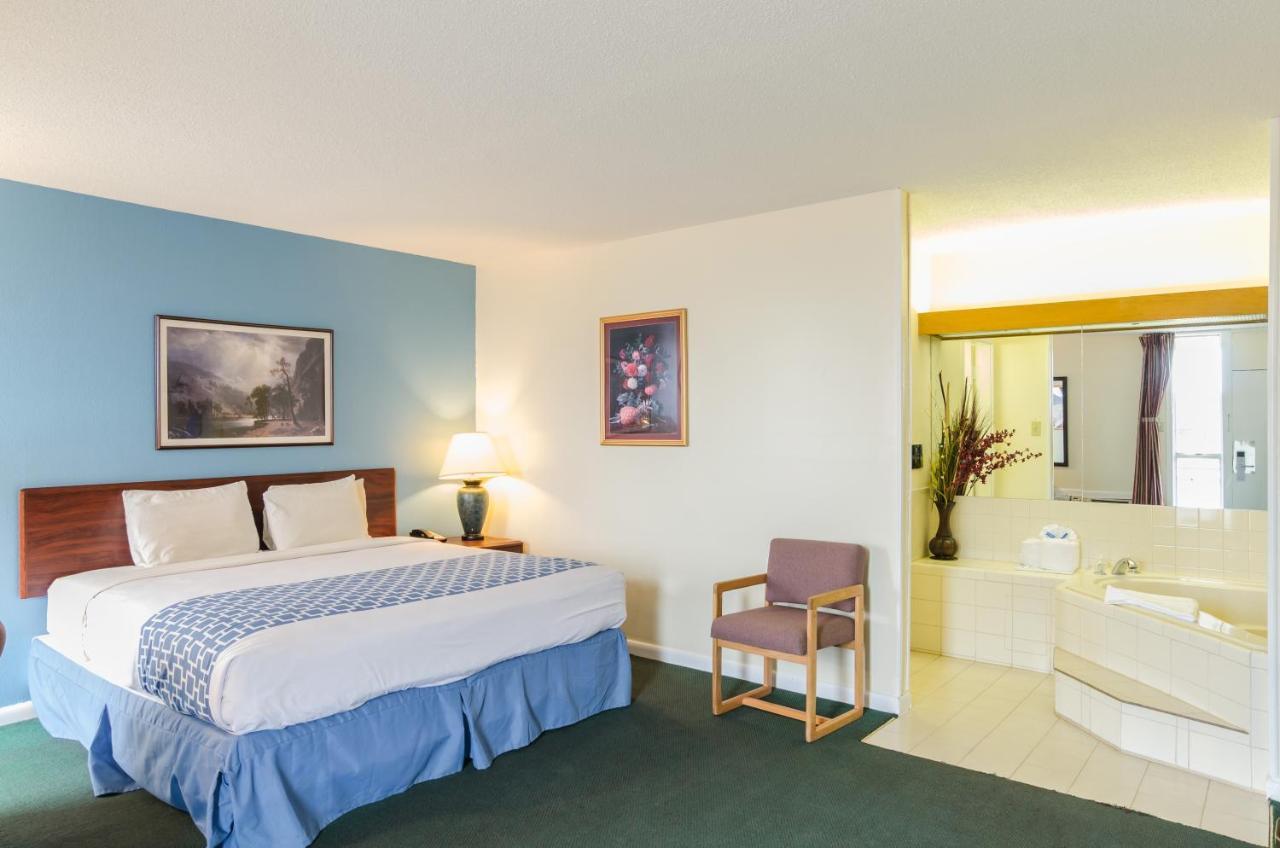 Alamo Inn & Suites Джиллетт Экстерьер фото
